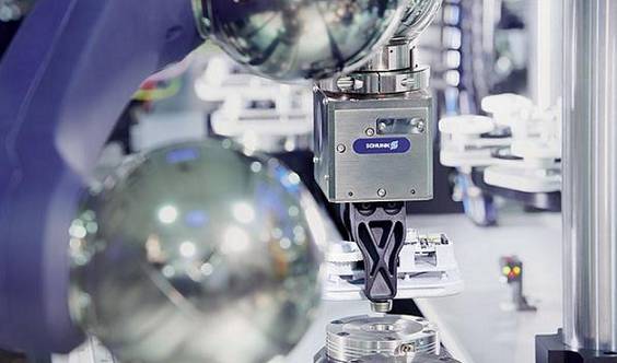 SCHUNK刀具夾持系統(tǒng)對(duì)機(jī)加工行業(yè)產(chǎn)生了前所未有的革命性影響。?模塊化夾持系統(tǒng)借鑒其優(yōu)勢(shì)，它的作用遠(yuǎn)不止于一個(gè)參考基準(zhǔn)，還提供了包括定位、夾持以及接口通用等功能。這種夾持原理如今被認(rèn)為是提高生產(chǎn)效率的最有效的方法之一，廣泛適用于從小型零件到大型零件，從粗加工到裝配應(yīng)用的各種工藝。作為這一技術(shù)的先驅(qū)以及夾持技術(shù)和抓取系統(tǒng)的領(lǐng)導(dǎo)者，SCHUNK始終致力于開發(fā)新的應(yīng)用領(lǐng)域，并在它的模塊化系統(tǒng)中新增了適用于直接夾持工件以及微小型零件的專業(yè)標(biāo)準(zhǔn)模塊。