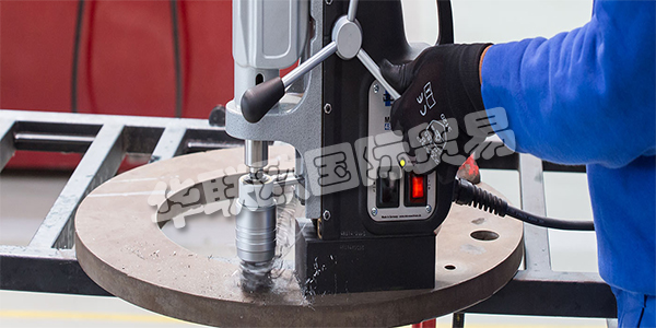 德國(guó)BDS主要產(chǎn)品：BDS鉆孔機(jī)、切割機(jī)等。BDS總部位于德國(guó)門興格拉德巴赫，他們的簡(jiǎn)單高效策略經(jīng)過(guò)優(yōu)化，可持續(xù)生產(chǎn)最優(yōu)質(zhì)的磁芯鉆孔機(jī)，巖芯鉆機(jī)和邊緣加工機(jī)。超過(guò)100個(gè)國(guó)家依靠BDS提供專業(yè)，強(qiáng)大，優(yōu)質(zhì)的機(jī)器，甚至可以處理最棘手的金屬加工作業(yè)。