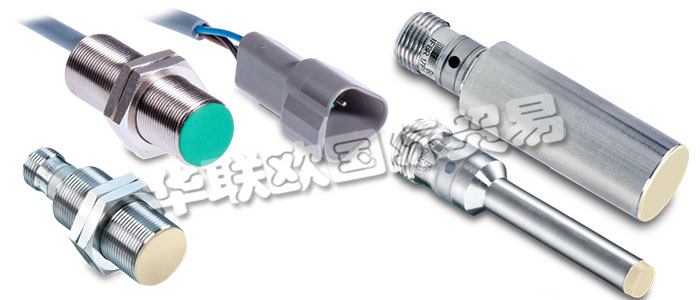 堡盟電感式接近開關(guān)屬于非接觸式電子傳感器。電感式傳感器能識別所有導(dǎo)電金屬目標物。振蕩器產(chǎn)生一個高頻電磁場，電磁場從開關(guān)的感應(yīng)面發(fā)出。當導(dǎo)電金屬物體進入此電磁場時，金屬內(nèi)部會感生渦流，使振蕩幅值發(fā)生變化，從而使振蕩器輸出的電壓發(fā)生變化，進而導(dǎo)致觸發(fā)器的狀態(tài)變化并改變輸出狀態(tài)。